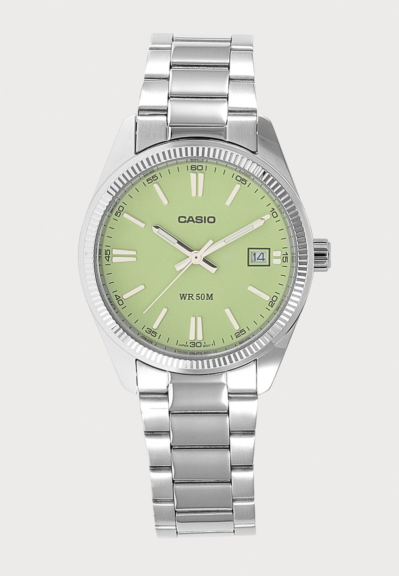 Montre-bracelet Casio argentée avec cadran rond vert clair, index blancs, affichage de la date et bracelet en maillons métalliques.