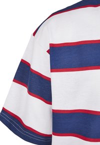 Tricou cu mâneci scurte, cu dungi orizontale în nuanțe de albastru închis, alb și roșu. Fabricat din bumbac moale, cu detalii de cusătură vizibile.