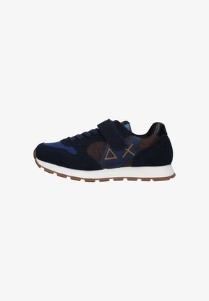 Scarpa sportiva blu navy realizzata in materiale scamosciato e sintetico, con linguetta imbottita, fascia in velcro singola e suola in gomma marrone.