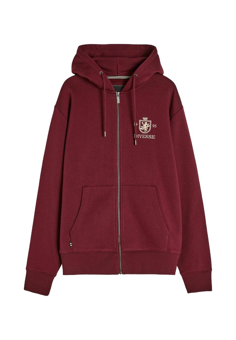 Bordowy, zapinany na zamek bluza z kapturem, wykonana z miękkiego materiału, z dwoma przednimi kieszeniami i logo na piersi. Ściśle dopasowane mankiety i dół.