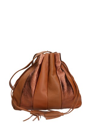 Borsa in pelle marrone con design plissettato, caratterizzata da una combinazione di texture opache e metalliche, arricchita da nappine e spallacci regolabili.