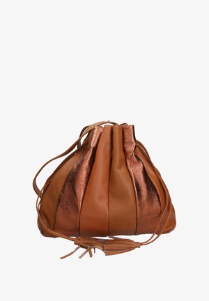 Borsa in pelle marrone con design plissettato, caratterizzata da una combinazione di texture opache e metalliche, arricchita da nappine e spallacci regolabili.