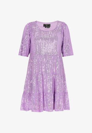 Ibolyaszínű, flitteres ruha rövid puffujjakkal, kerek nyakkivágással és réteges szoknyadizájnnal, csillogó textúrával és függőleges mintákkal.