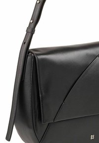 Borsa a spalla in pelle nera con pattina pieghevole, design angolare e dettaglio del logo dorato. Presenta una tracolla rimovibile per un trasporto versatile.