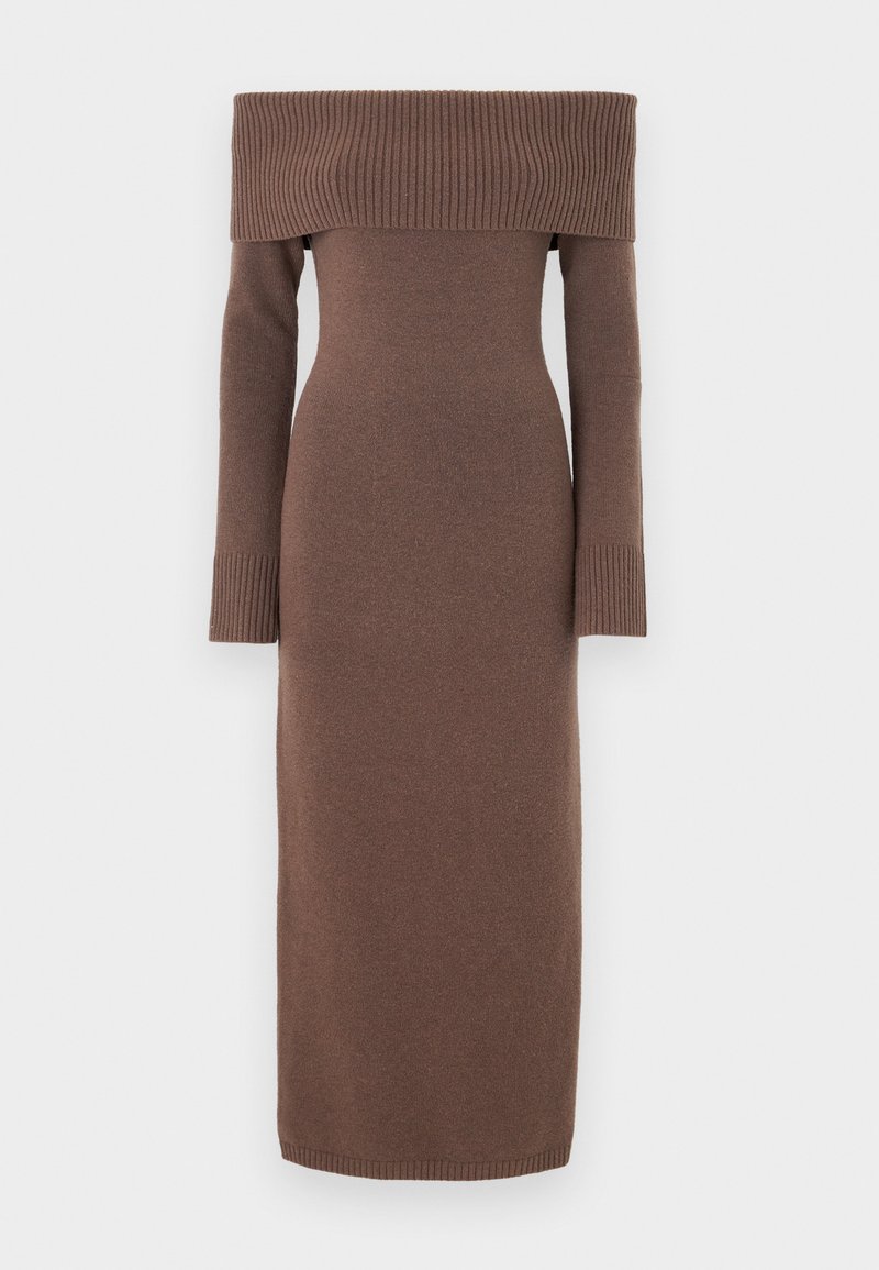 Braunes, schulterfreies Strickkleid mit langen Ärmeln, figurbetontem Schnitt und gerippten Akzenten am Halsausschnitt und den Ärmelbündchen. Glatte Textur.