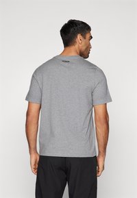 Venum CLASSIC - T-shirts print - grey/red