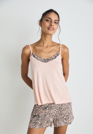 Helles rosa Trägertop mit dünnen Trägern und einem schwarzen, gemusterten Ausschnitt, kombiniert mit passenden Shorts, die ein wirbelndes schwarz-pinkes Design aufweisen.