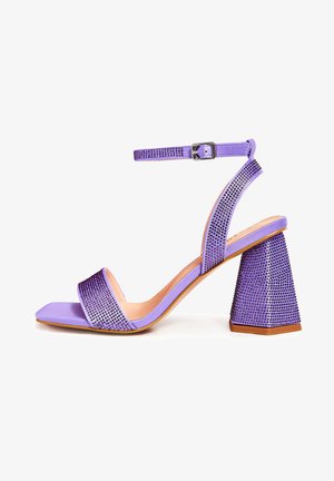 Lila High-Heelsandalen mit strukturiertem, quadratischem Zehenbereich, verziert mit Strasssteinen und ausgestattet mit einem Riemen am Knöchel mit Schnalle sowie einem geometrischen Absatz.