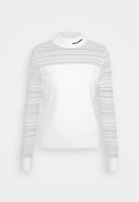 Pull blanc à col montant et manches longues, avec des rayures grises texturées sur la poitrine et les manches. Logo au niveau du col.