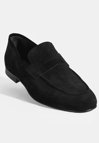 Schwarze Wildleder-Loafer mit glatter Textur, runder Zehenform und Slip-On-Design. Akzentuiert mit einer subtilen Nahtdetails.