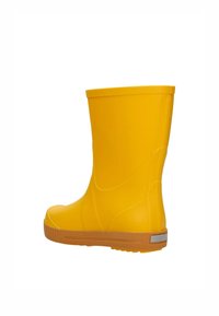 Botte de pluie en caoutchouc jaune avec une texture lisse, un bout arrondi et une semelle en caoutchouc beige. Présente un accent latéral de couleur argentée et un design simple.