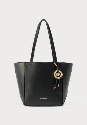 Borsa tote in pelle nera con doppio manico, ciondolo MK dorato, design spazioso e logo Michael Kors in rilievo sul davanti. Semplice ed elegante.