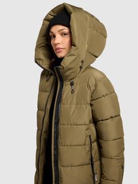 Maslinasto zelena jakna na puh s velikim kapuljačom, patentnim zatvaračem sprijeda i bočnim džepovima; izrađena od prošivenog materijala, s podesivim vezicama.