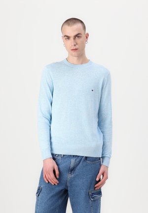 Hellblaues Rundhals-Sweatshirt aus weichem Material, mit gerippten Bündchen und Saum, und einem kleinen Logo, das auf der Brust gestickt ist. Lässige Passform.