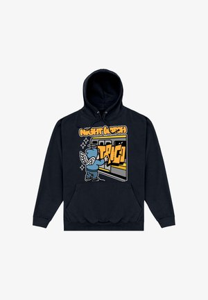 Czarna bluza z kapturem z grafiką skrzydlatej postaci malującej sprayem napis "TRIG!" na pociągu, z napisem "NIGHT WATCH" u góry w żółtym i białym kolorze.
