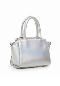 Borsa in argento con una finitura lucida e metallica. Presenta due manici, una forma strutturata e una tracolla rimovibile. Texture liscia con accenti minimi.