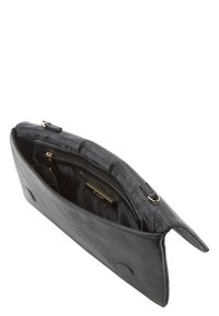 Czarna skórzana kopertówka otwarta, ukazująca wewnętrzną kieszeń na zamek, materiałową podszewkę i zapięcie na magnes na białym tle.