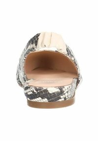 Open-back platte schoen met een wit en zwart slangenprintpatroon, stoffen hakaccent en een beige binnenzool.