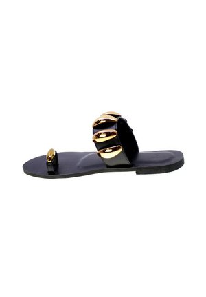 Sandalo piatto nero con una cintura larga decorata con tre accenti ovali dorati e una fascetta per le dita. Realizzato in materiali sintetici.