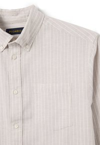 Camisa abotonada de color gris claro con finas rayas verticales blancas, cuello puntiagudo y bolsillo de parche en el pecho, hecha de un tejido suave.
