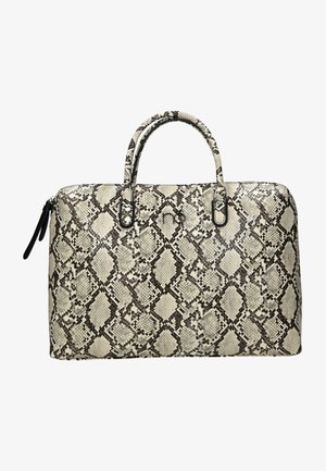 Beige en zwart handtas met slangenprint, voorzien van dubbele handvatten, ritssluiting en textuur aan het oppervlak. Heeft een logo op de voorkant.