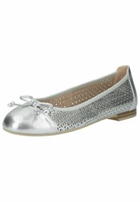 Ballet flat in argento metallizzato con design perforato, decorazione a fiocco, punta arrotondata e profilo basso. Parte superiore texturizzata e suola di colore chiaro.