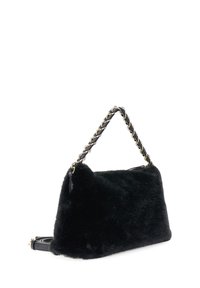 Borsa a tracolla in finta pelliccia nera con manico a catena intrecciata oro e nero e tracolla in pelle nera removibile, inclinata su sfondo bianco.
