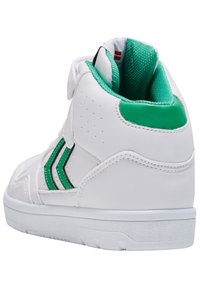 Białe sneakersy za kostkę z zielonymi akcentami. Posiadają gładkie wykończenie ze skóry, perforowaną bokę dla wentylacji oraz teksturowaną gumową podeszwę.