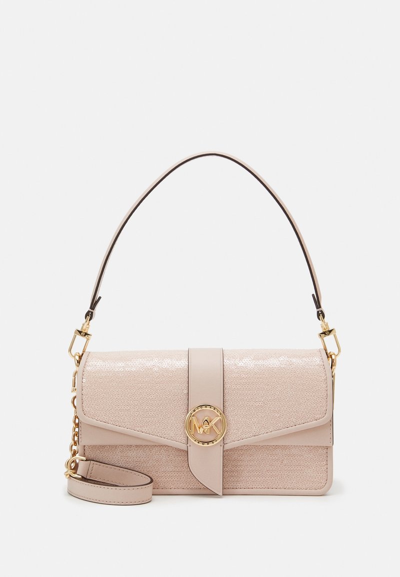 Sac à épaule rose clair texturé avec fermoir logo doré et bandoulières amovibles sur fond blanc.