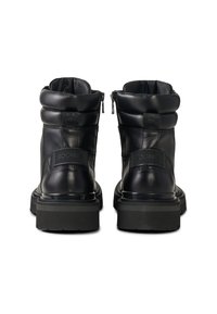 Czarne skórzane botki za kostkę z wyściółką przy kołnierzu, zapięciem na zamek i detalem z logo. Grube gumowe podeszwy z teksturowanym bieżnikiem dla lepszej przyczepności.