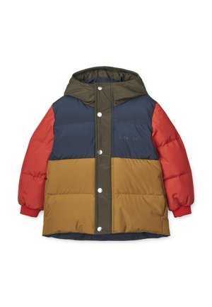Doudoune enfant avec blocs de couleur, capuche, fermeture devant par boutons-pression, manches rouges, partie supérieure bleu marine, partie inférieure moutarde et panneau central vert olive.