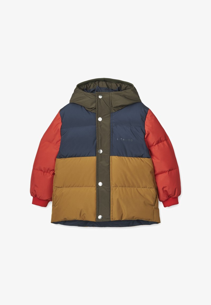 Doudoune enfant avec blocs de couleur, capuche, fermeture devant par boutons-pression, manches rouges, partie supérieure bleu marine, partie inférieure moutarde et panneau central vert olive.