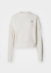 Witte gebreide trui met een cropped pasvorm, geribbelde textuur en een ronde halslijn. Bevat een klein blauw glimlachlogo aan de linkerzijde.