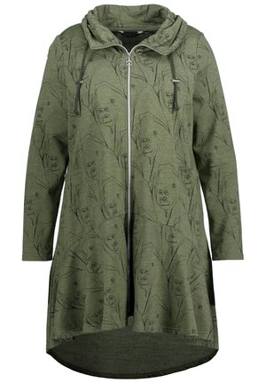 Grøn langærmet hættetrøje med lynlås og snore, med et sort linjekunstmønster af flere gorillahoveder.