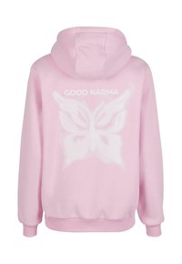 Felpa con cappuccio rosa dalla texture morbida, con una grafica di una farfalla bianca e il testo "GOOD KARMA" sopra, progettata con una vestibilità comoda.