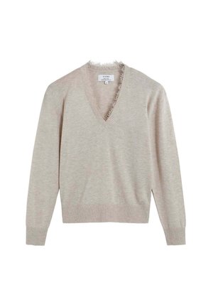 Suéter de cuello en V en beige claro con un acabado texturizado. Presenta bordes desflecados y puños y dobladillo acanalados para un detalle adicional.