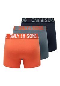 Drei Paare von Boxershorts mit enger Passform. Die Farben sind Orange, Grau und Marineblau. Jede Shorts hat einen elastischen Bund mit Markenlogo.