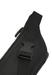 Borsa a tracolla nera realizzata in materiale liscio e resistente all'acqua. Presenta una tracolla regolabile e una fibbia in plastica per una chiusura sicura.