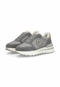 Un paio di sneakers in mesh e suede grigio e beige con suole bianche spesse e dettaglio del logo dorato sul lato, angolate leggermente verso destra.