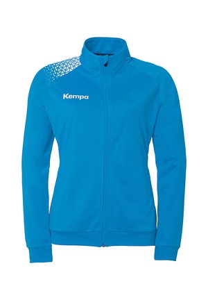 Blå zip-up sportsjakke lavet af glat stof, med en høj hals og et geometrisk mønster på den ene skulder. Logo på forsiden.