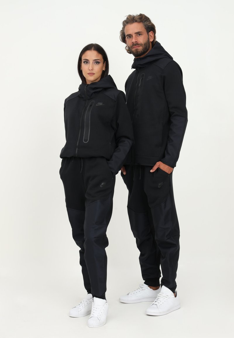 Nike Sportswear - M NK TECH FLEECE OVERLAY JOGGER - Dresside alumine osa - black, Suurenda