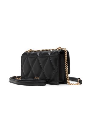 Sac bandoulière en cuir matelassé noir avec bandoulière chaîne dorée et logo ALDO à l’avant, présenté légèrement en angle sur fond blanc.
