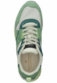 Grüne Wildleder- und Mesh-Sneaker mit weißen Akzenten, runder Spitze, Schnürung vorne und strukturiertem Sohlen. Markenlogo sichtbar auf der Innensohle.