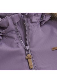 Helle lila Jacke mit einem Reißverschluss, Fischgrätenmuster und einem braunen Lederakzent nahe dem Reißverschlussgriff. Mit Fell gefütterte Kapuze.