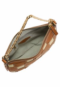 Pochette en cuir marron avec un design tissé, chaîne dorée, fermeture zippée et doublure grise dotée d'une poche zippée et d'un détail de logo à l'intérieur.