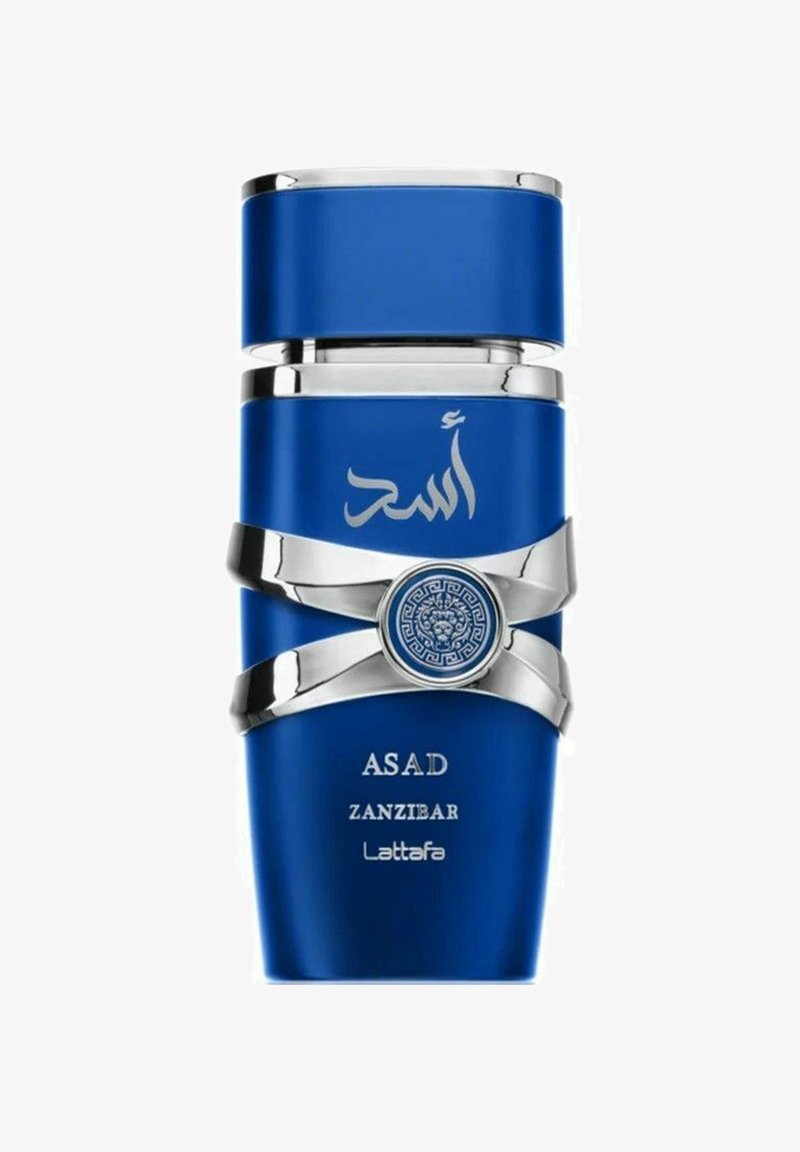 Blå glasparfume flaske med sølvdetaljer. Har et dekorativt sølvbånd og rund emblem. Teksten inkluderer "ASAD", "ZANZIBAR", "Lattafa".
