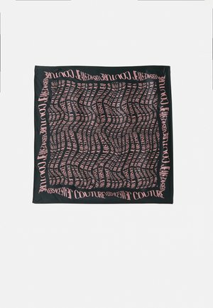 Écharpe en soie noire ornée de texte rose en spirale avec les mots "COUTURE" et "VERSACE" dans un motif ondulé audacieux le long des bords.
