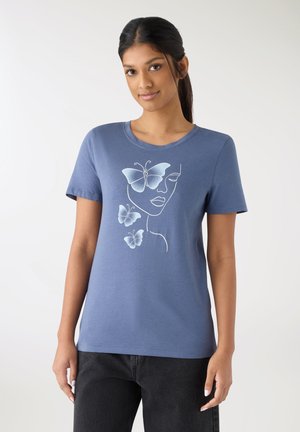 Niebieski bawełniany T-shirt z białym nadrukiem przedstawiającym twarz i motyle. Krótkie rękawy i okrągły dekolt dopełniają całość.