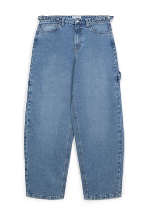 Jeans in denim azzurro chiaro con vita alta, gambe larghe e una singola tasca laterale. Presentano una chiusura con bottone e passanti per cintura.