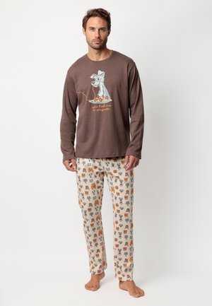 Camisa de manga larga marrón con un gráfico de un perro juguetón, combinada con pantalones de pijama crema que presentan patrones de animales multicolores. Textura de tela suave.